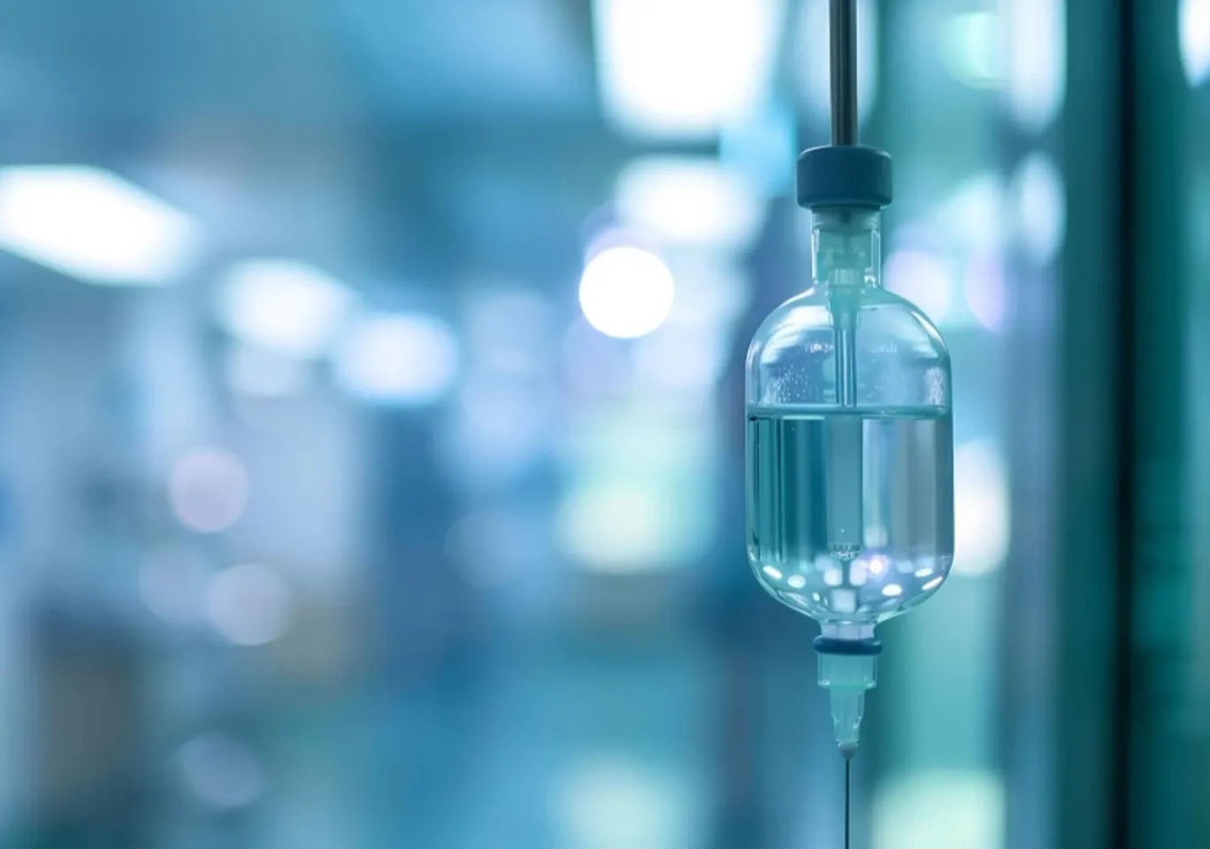 Detoks alkoholowy Biała Podlaska: butelka infuzyjna zawieszona w gabinecie