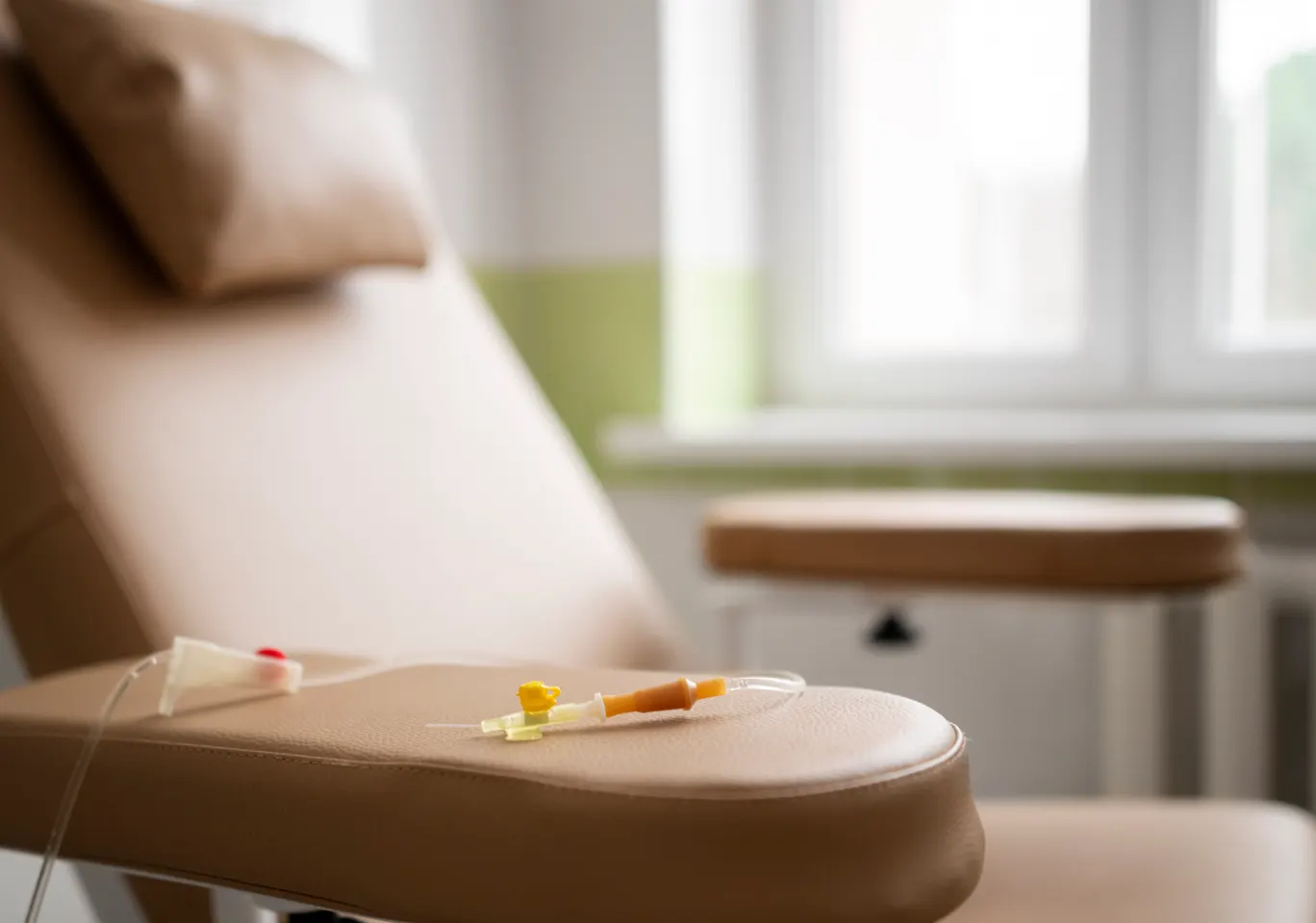 Kroplówki witaminowe Międzyrzec Podlaski: fotel zabiegowy z przygotowaną linią infuzyjną