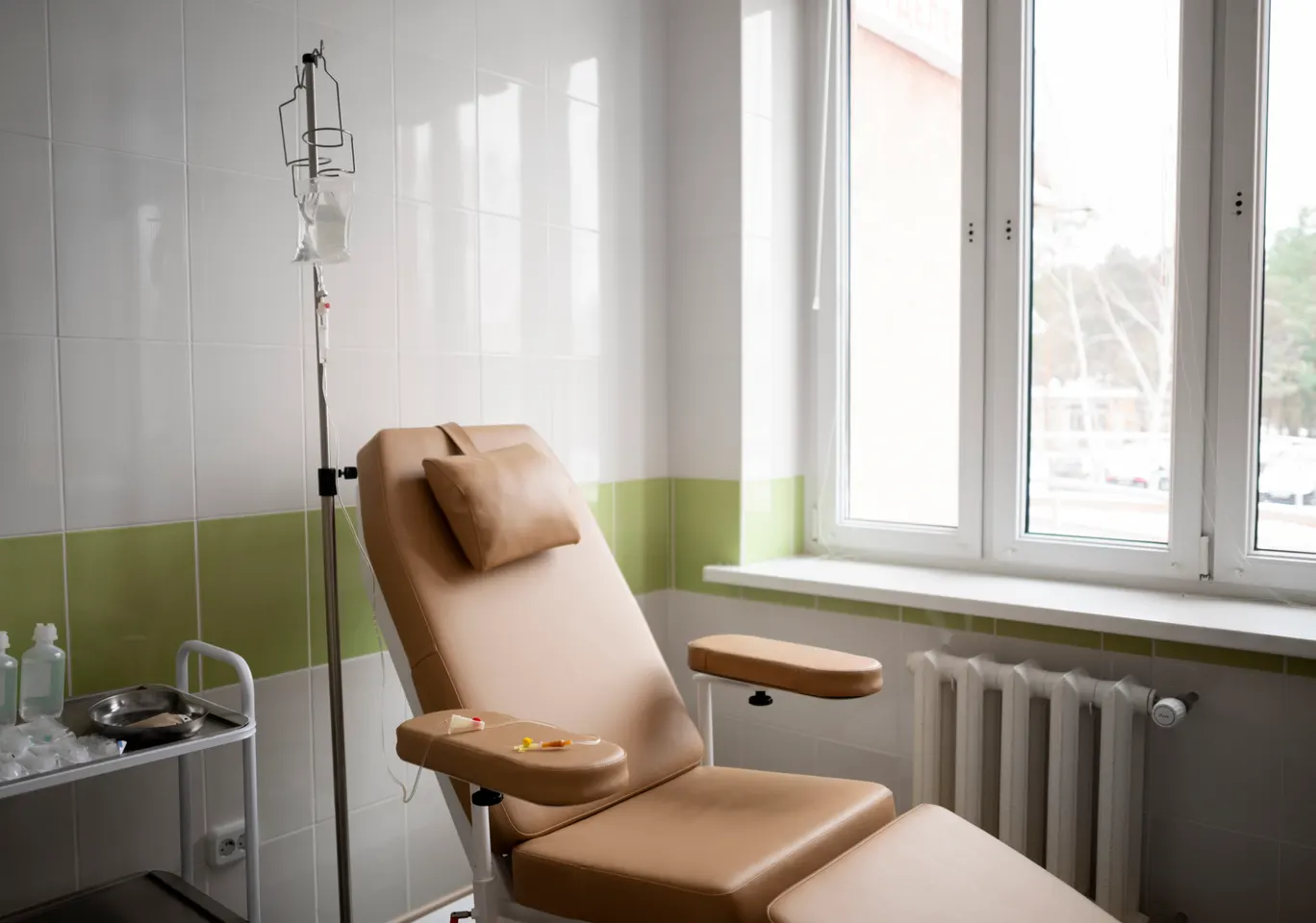 Kroplówki witaminowe Biała Podlaska: gabinet zabiegowy z fotelem i stojakiem na kroplówkę