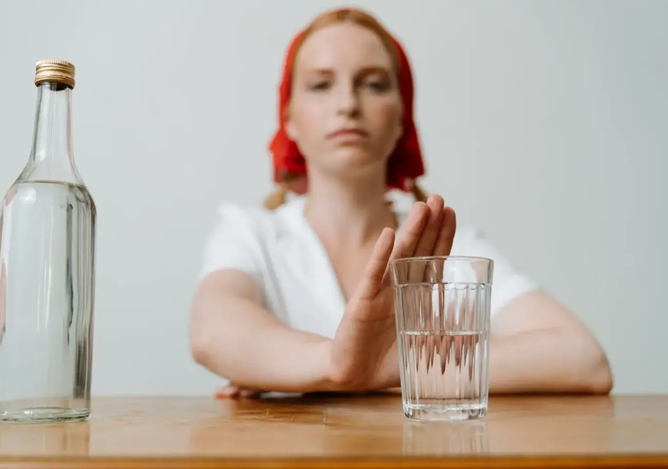 Leczenie alkoholizmu Biała Podlaska: kobieta odsuwa butelkę i sięga po wodę